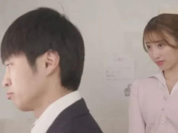 Vừa video call với bạn gái vừa địt cô đồng nghiệp xinh dâm